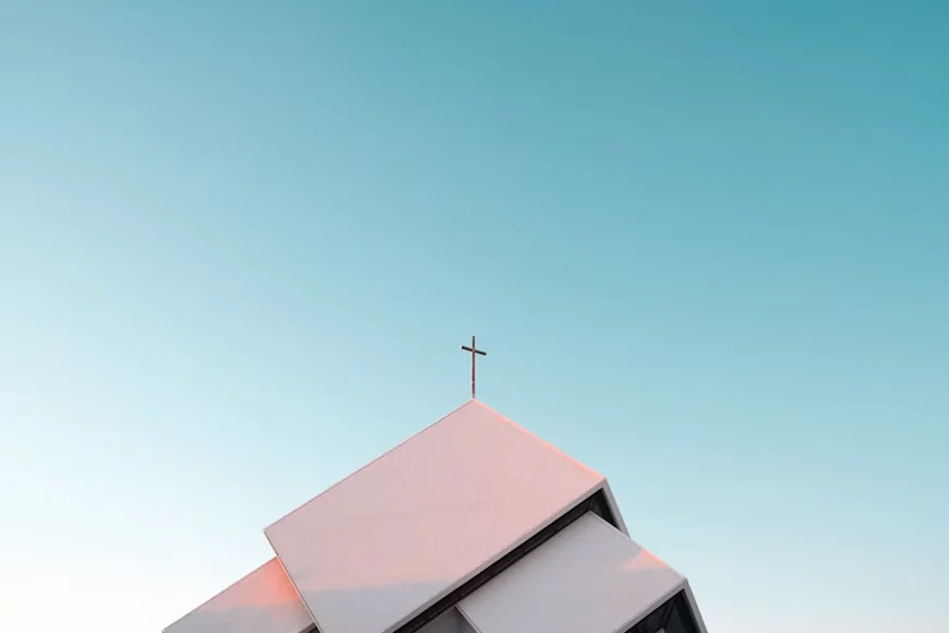 Igreja com cruz no telhado, representando a fé e a missão cristã